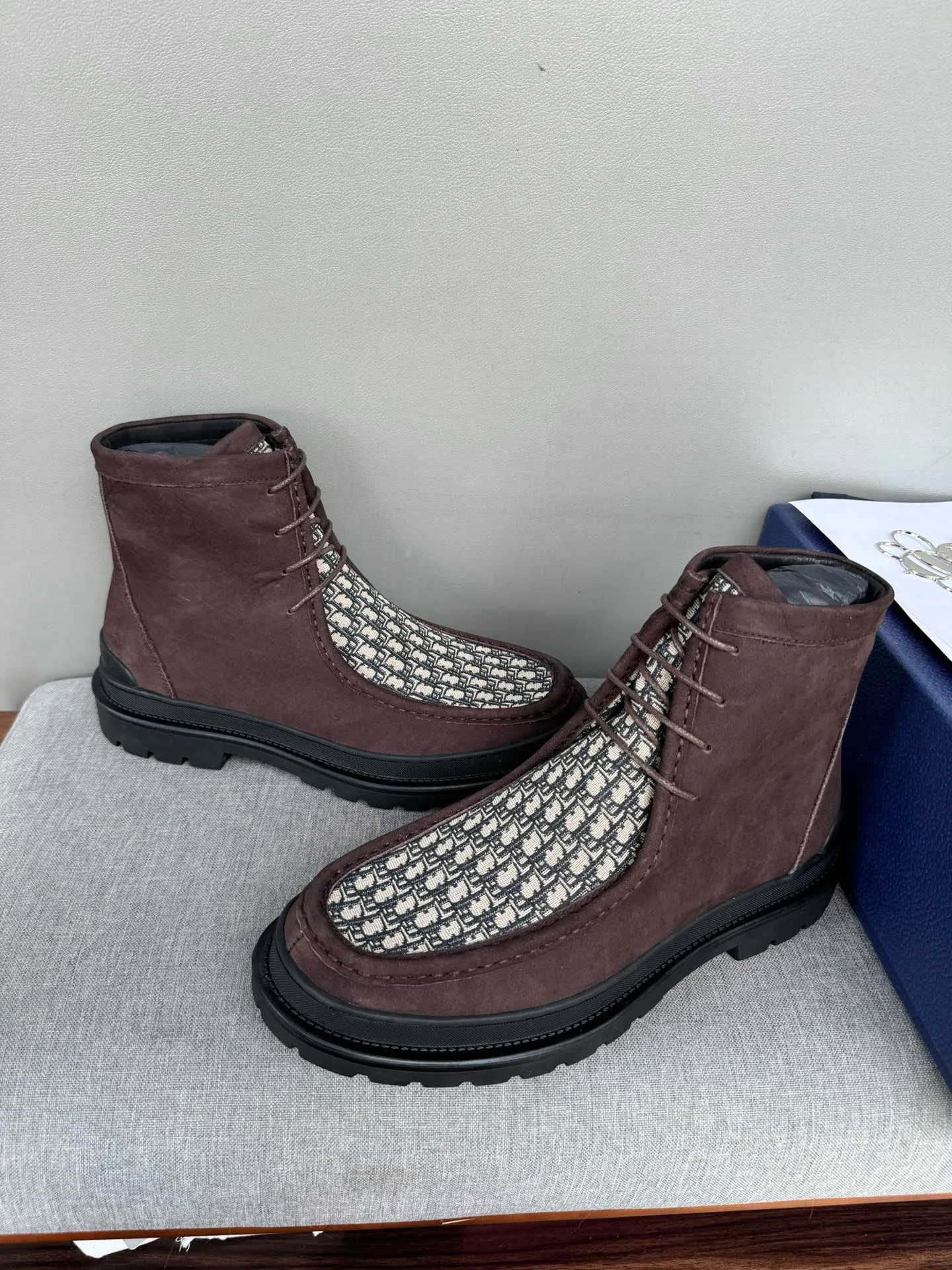 [DIOR] Top P: 1000💰 Number of yards: 39~44 (38.45 custom-made, non-refundable) Dior Dior~ Winter series, original 1:1 development Casual men's leather shoes Heavy investment, shoes and boots are made of imported cowhide + imported Dior special fabric Not easy to deform black cowhide lining Dior large hardware inlay Original TPU vacuum outsole, black cowhide Black open edge beads Military green suede Black suede Khaki suede leather is crafted by a large factory, and the perfect product is only prepared for you who know your taste! Any comparisons are welcome.